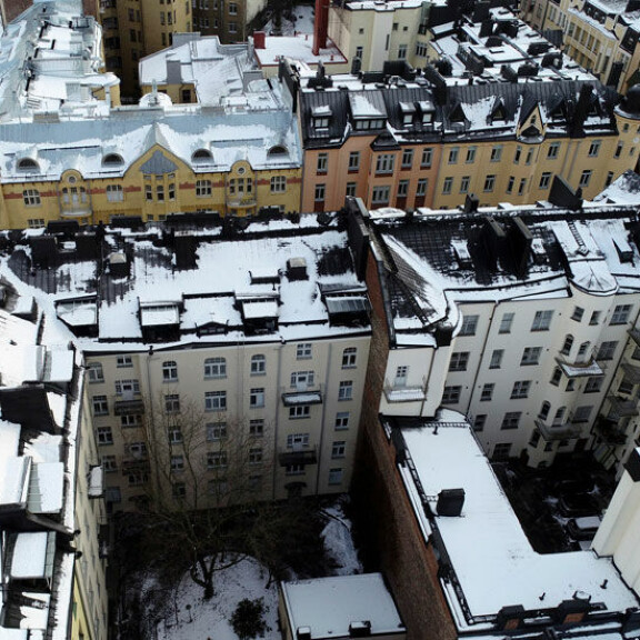Kattohuoneiston kruunaa oma terassi, joka aukeaa rauhalliselle sisäpihalle. Kattohuoneiston kruunaa oma terassi, joka aukeaa rauhalliselle sisäpihalle.