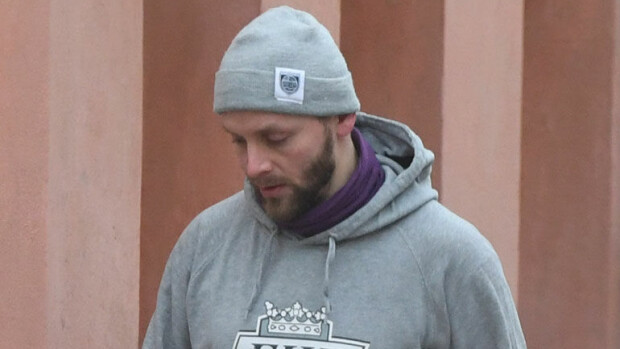 Reino Nordin avasi pipolätkäkauden: Maria-vaimo paheksui miehensä nuuskaamista – paparazzikuvat! Reino Nordin aloitti pipolätkäkauden.