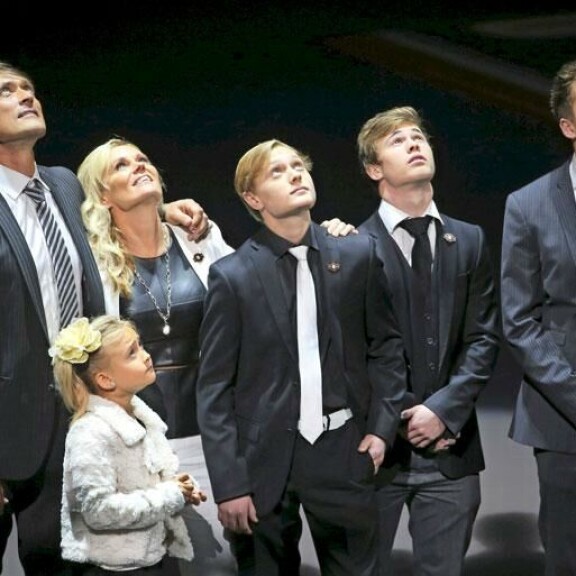 Teemulla ja Sirpalla on neljä lasta. – Vanhin poikamme Eemil sekä Veera asuvat kotona ja autaa minua. Eetu asuu opintojensa takia Bostonissa, ja Leevi aloitti armeijan Suomessa. Kuva on vuodelta 2015. Teemulla ja Sirpalla on neljä lasta. – Vanhin poikamme Eemil sekä Veera asuvat kotona ja autaa minua. Eetu asuu opintojensa takia Bostonissa, ja Leevi aloitti armeijan Suomessa. Kuva on vuodelta 2015.