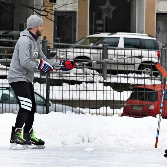 Reino näytti kentällä, että on kova pelimies. Kumilätty viihtyi lavassa. Reino näytti kentällä, että on kova pelimies. Kumilätty viihtyi lavassa.