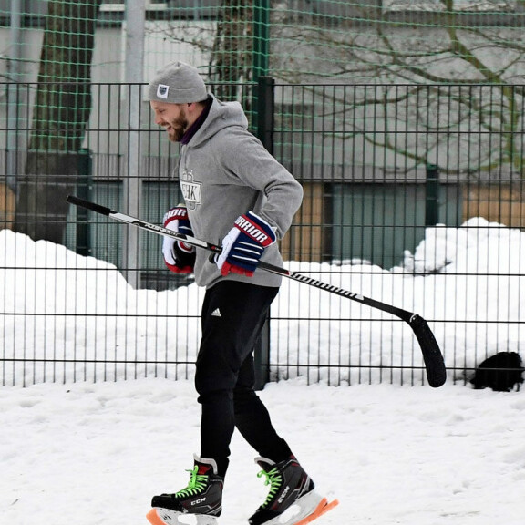 Reiska pujotti teräsuojat paikoilleen ja lähti lampsimaan kotia kohti. Reiska pujotti teräsuojat paikoilleen ja lähti lampsimaan kotia kohti.