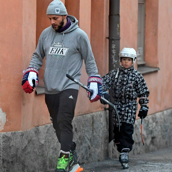 Reiska ja Fidel-poika köpöttelivät peräkanaa kohti kotia. Reiska ja Fidel-poika köpöttelivät peräkanaa kohti kotia.