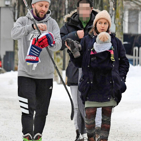 Maria katseli vierestä, kun Reiska rupesi sovittelemaan nuuskatyynyä ylähuuleensa. Maria katseli vierestä, kun Reiska rupesi sovittelemaan nuuskatyynyä ylähuuleensa.