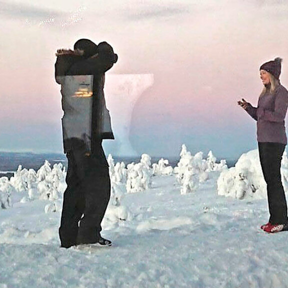 Jenny ja raakasuklaarakas bongattiin tunturin laelta, ravintola Tuikun edustalta. – Kuvien ottamisen lisäksi he myös halailivat ja pussailivat, tuntureilta turistaan. Jenny ja raakasuklaarakas bongattiin tunturin laelta, ravintola Tuikun edustalta. – Kuvien ottamisen lisäksi he myös halailivat ja pussailivat, tuntureilta turistaan.