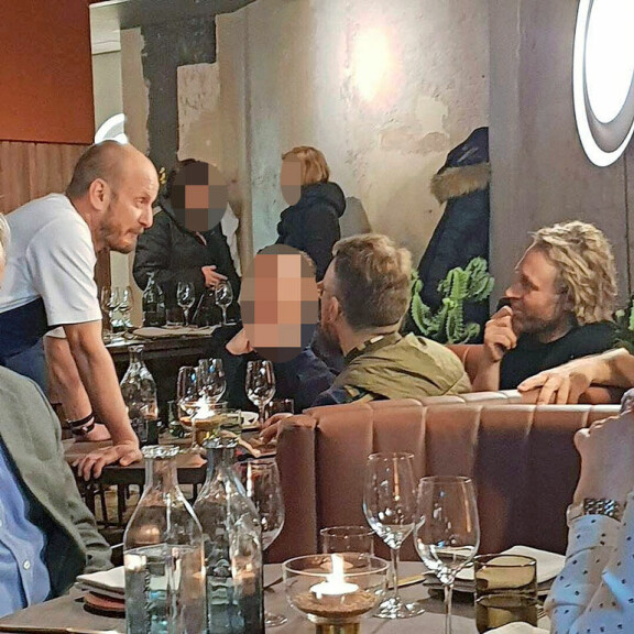 Kaviaaria ja votkaa pöytään! Julkkiskokit Hans Välimäki ja Kari Aihinen kilpailivat huomiosta – kuva! Hans Välimäki ja Kari Aihinen ravintolassa.