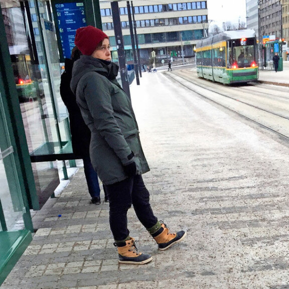 Kansanedustaja Silvia Modigilla ikävä vastoinkäyminen joukkoliikenteessä - kuva! Silvia Modig myöhästyi ratikasta.