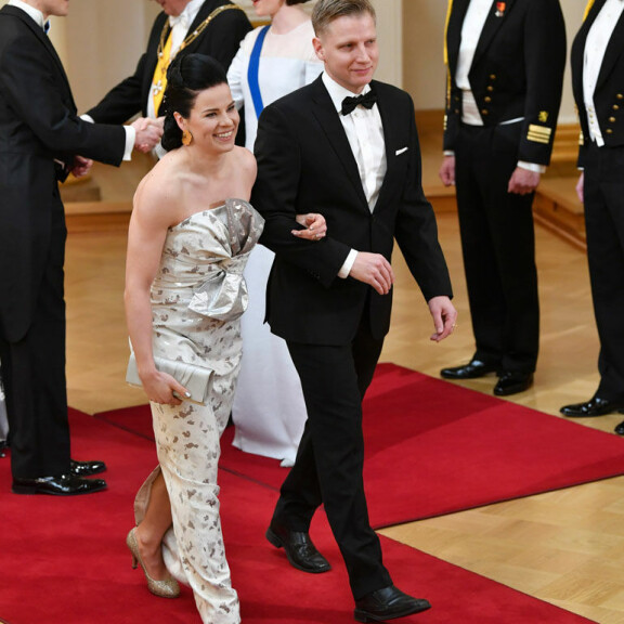 Linnan juhliin Krista osallistui Tommi-miehensä kanssa. Linnan juhliin Krista osallistui Tommi-miehensä kanssa.