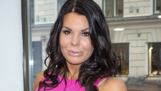 Uuh, Suvi Pitkänen esittelee pitkiä sääriään sängyllä seksiä tihkuvissa verkkosukkahousuissa - katso! Suvi Pitkänen