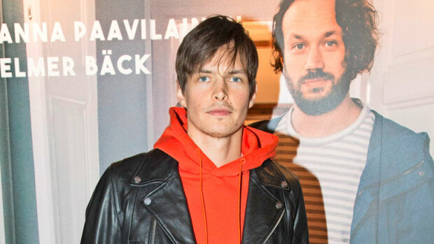 Yllätysromanssi: Paula Vesalasta eronnut näyttelijä Johannes Holopainen deittailee Kauniit ja rohkeat -kaunotarta! Johannes Holopainen löysi uuden rakkaan.