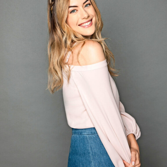 Johanneksen Annika-rakas on tuttu Kauniit ja rohkeat -sarjasta. Johanneksen Annika-rakas on tuttu Kauniit ja rohkeat -sarjasta.