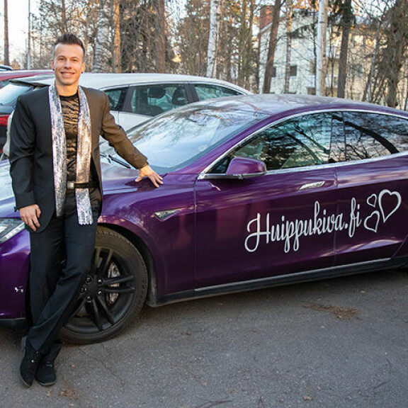 Antti Kurhinen joutuu luopumaan Teslastaan - hintapyyntö yli 40 000 euroa: ”Piti ottaa kulutusluottoja ja lainoja pankista, niin velat pitää maksaa pois!” Antti Kurhinen