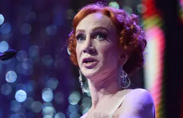 Palkittu koomikko paljasti surullisen uutisen – äiti sairastui dementiaan: Hän tietää ainoastaan nimeni