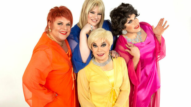 Katri Helenasta tehtiin drag-versio - laulajalegenda lähetti sähköpostiviestin häntä esittävälle artistille: ”Onhan se hienoa!” Drag-leidit saivat postia Katri Helenalta.
