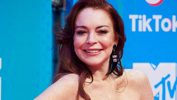 Lindsay Lohan poseerasi täysin alasti – faneilta ristiriitainen vastaanotto: ”Olet liian vanha tällaiseen” – katso! Lindsay Lohan