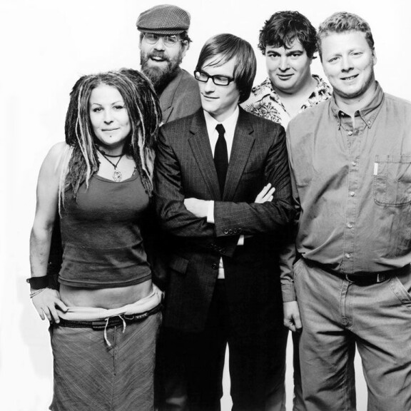 Kiti muistetaan vuonna 2003–2005 MTV3-kanavalla esitetystä W-tyyli-ohjelmasta. – Kiti on todella taiteellinen. Hän on ollut kiinnostunut tanssimisesta ja laulamisesta, Aira kertoo. Kiti muistetaan vuonna 2003–2005 MTV3-kanavalla esitetystä W-tyyli-ohjelmasta. – Kiti on todella taiteellinen. Hän on ollut kiinnostunut tanssimisesta ja laulamisesta, Aira kertoo.