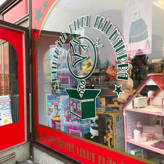 Jannen pieni lelukauppa sijaitsee Riihimäellä. Jannen pieni lelukauppa sijaitsee Riihimäellä.