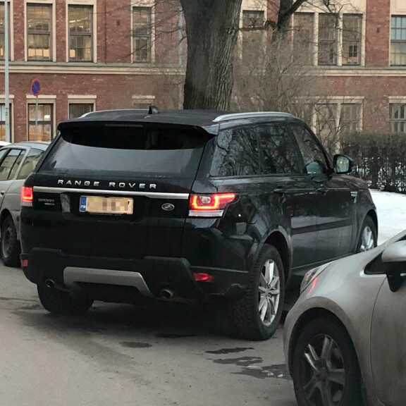 Auto poikittain! Rolf Nordströmin Mervi-vaimo pysäköi päin prinkkalaa – kuvat! Mervi Pietilä pysäköi autonsa poikittain.