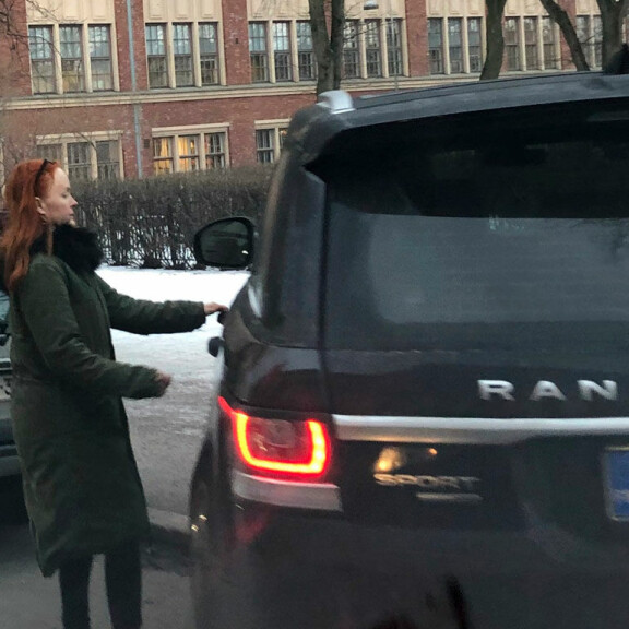 Auto poikittain! Rolf Nordströmin Mervi-vaimo pysäköi päin prinkkalaa – kuvat! Mervi Pietilä autoilemassa.