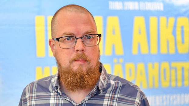 Tiesitkö? Suosikkikirjailija Tuomas Kyrö vihaa uuttavuotta – myös kollega Kari Hotakaisen uudetvuodet perinteisesti pieleen: 'Olen tehnyt tinat vähän liian aikaisin' Tuomas Kyrö.