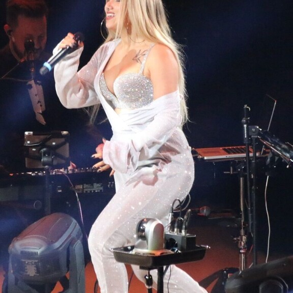 Huh, mikä povi! Kurvikas Evelina esitteli sulojaan Vain elämää -konsertissa – kuvat! Evelina Vain elämää -konsertissa.