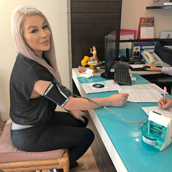 Ensimmäiseksi Sofialta mitattiin klinikalla verenpaine. Sitä ennen hänelle tehtiin Suomessa laajoja terveystutkimuksia, jotka saivat klinikalla jatkoa. Ensimmäiseksi Sofialta mitattiin klinikalla verenpaine. Sitä ennen hänelle tehtiin Suomessa laajoja terveystutkimuksia, jotka saivat klinikalla jatkoa.