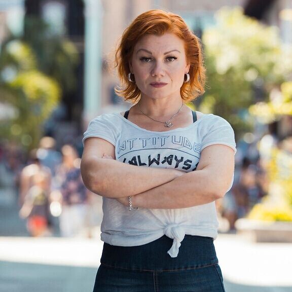 Roope Salmisen Myyrä-ohjelma alkaa - katso miten upeissa maisemissa 11 suomalaista etsii joukkoonsa soluttautunutta sabotoijaa! Irene 43, Helsinki