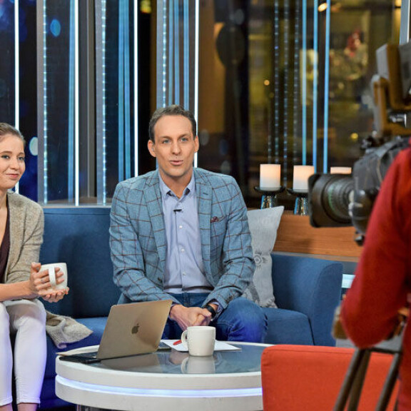 Nina Rahkola ja Jesse Kamras juontavat Huomenta Suomea Helsingin keskustasta, Akateemiseen kirjakauppaan rakennetusta studiosta. Herätys on molemmilla aamuneljältä. Nina Rahkola ja Jesse Kamras juontavat Huomenta Suomea Helsingin keskustasta, Akateemiseen kirjakauppaan rakennetusta studiosta. Herätys on molemmilla aamuneljältä.