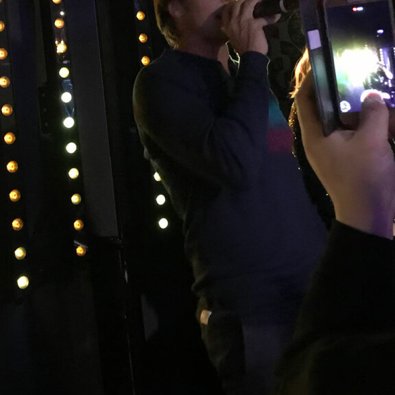 Jääkiekkokonkari vaihtaa lähes poikkeuksetta vapaalle Suomen vierailuillaan. Teemu laulaa