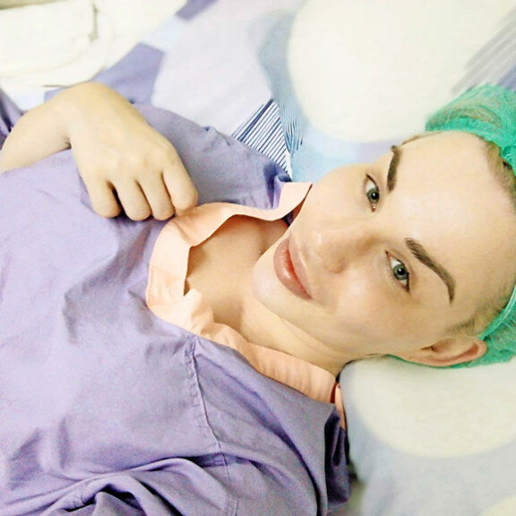 Sofia nappasi selfien klinikalla juuri ennen nukutusta. Sofia nappasi selfien klinikalla juuri ennen nukutusta.