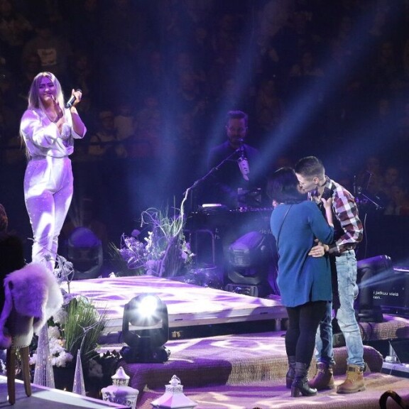 Huh, mikä povi! Kurvikas Evelina esitteli sulojaan Vain elämää -konsertissa – kuvat! Pari äityi suudelmiin.