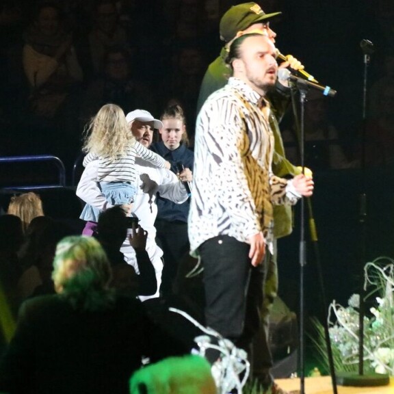 Huh, mikä povi! Kurvikas Evelina esitteli sulojaan Vain elämää -konsertissa – kuvat! Pyhimys nappasi tyttärensä lavalle.