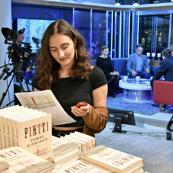 Studioemäntä Vanessa Ylimaz tarkastaa ajolistasta ohjelman kulkua. Studioemäntä Vanessa Ylimaz tarkastaa ajolistasta ohjelman kulkua.