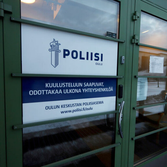 Tutkinnanjohtajan lausuntojen perusteella tiedonkulku Oulun poliisissa ei ole ollut tehokasta. Hän nimittäin kiisti edes tienneensä uhrin isän pahoinpitelyepäilystä, vaikka tätä oli kuulusteltu asiasta kaksi päivää aiemmin. Tutkinnanjohtajan lausuntojen perusteella tiedonkulku Oulun poliisissa ei ole ollut tehokasta. Hän nimittäin kiisti edes tienneensä uhrin isän pahoinpitelyepäilystä, vaikka tätä oli kuulusteltu asiasta kaksi päivää aiemmin.