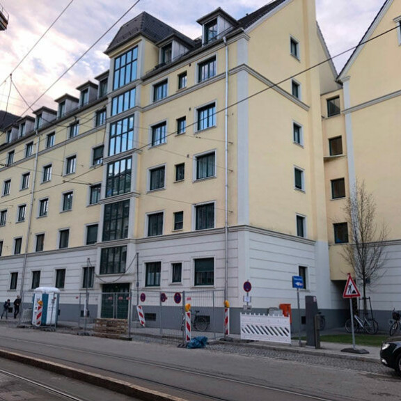 Petterin perheen koti Münchenissä on 130-neliöinen kerrostalolukaali puiston vieressä. Petterin perheen koti Münchenissä on 130-neliöinen kerrostalolukaali puiston vieressä.