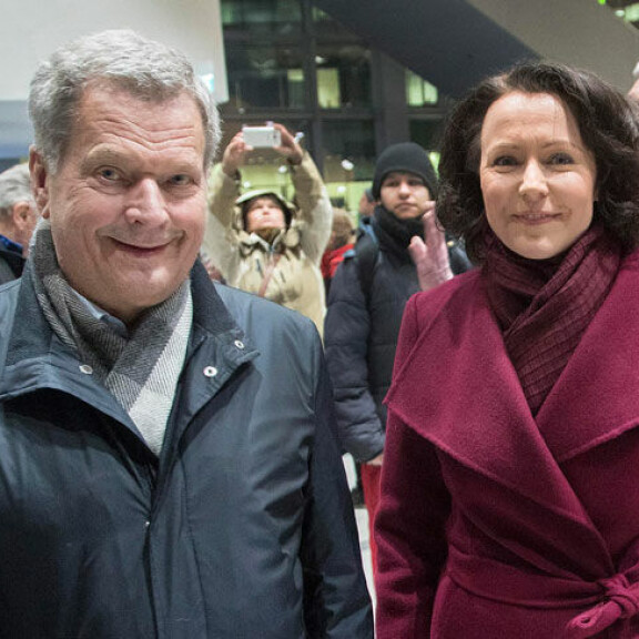 Tasavallan presidentti Sauli Niinistö ja rouva Jenni Haukio voivat viettää jatkossa kesiään Aaro-poikansa kanssa Kultarannan lisäksi Lohjalla. Tasavallan presidentti Sauli Niinistö ja rouva Jenni Haukio voivat viettää jatkossa kesiään Aaro-poikansa kanssa Kultarannan lisäksi Lohjalla.