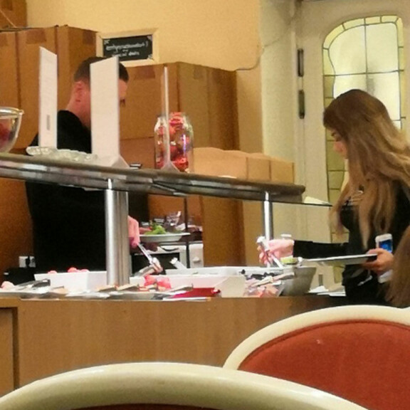 Sami ja Kerttu nautiskelivat aamiaisesta Hamburger Börs -hotellissa torstaina. Sami ja Kerttu