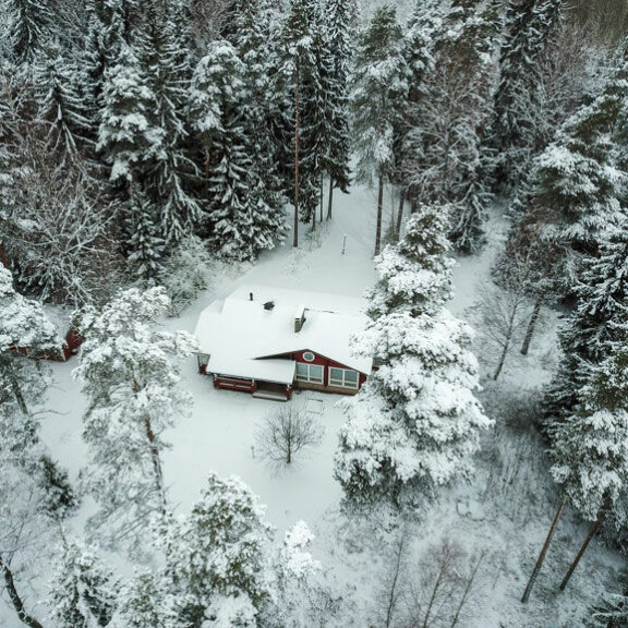 Huvilassa Sauli ja Jenni voivat kestitä vieraitakin, sillä rakennuksessa on kaksi makuuhuonetta. Olohuoneeseen tunnelmaa luo takka. Huvilassa Sauli ja Jenni voivat kestitä vieraitakin, sillä rakennuksessa on kaksi makuuhuonetta. Olohuoneeseen tunnelmaa luo takka.