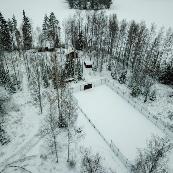 Saulin vanha kesäpaikka Salon Suomusjärvellä on saanut uutta ilmettä tenniskentän myötä. Saulin vanha kesäpaikka Salon Suomusjärvellä on saanut uutta ilmettä tenniskentän myötä.