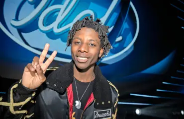 Idols-tähti Leo Pakarinen vaihtoi pusuja tumman kaunottaren kanssa – kuva!