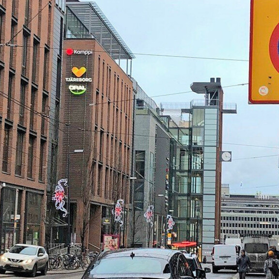 Hupsista! Martina Aitolehti pysäköi sakkopaikalle – kuva! Martina Aitolehti pysäköi sakkopaikalle.
