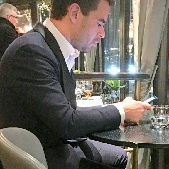 Glögiä ja piparia! Mikko Leppilampi virittäytyi luksushotellin baarissa yksin joulutunnelmaan – kuva! Mikko Leppilampi nautti piparia ja glögiä.