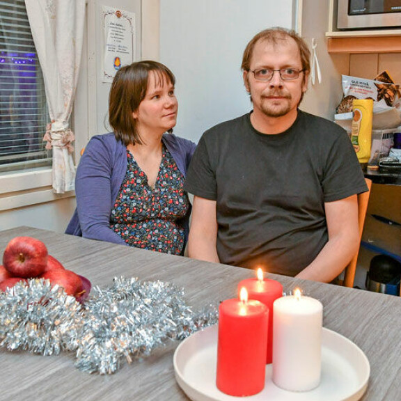 Joni on kotihoidossa, ja Suvin elämä on helpottunut hieman. – Nyt ei tarvitse ihan kaikkea tehdä yksin, Suvi kertoo. Joni on kotihoidossa, ja Suvin elämä on helpottunut hieman. – Nyt ei tarvitse ihan kaikkea tehdä yksin, Suvi kertoo.