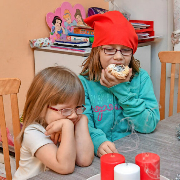 Tortut, suklaa ja piparit tekivät kauppansa. Tortut, suklaa ja piparit tekivät kauppansa.