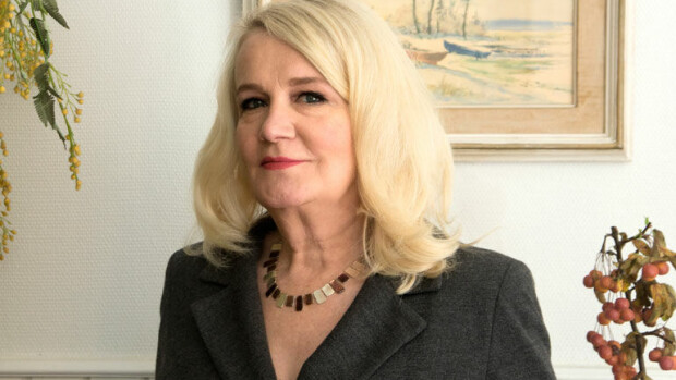 Swingers-elokuvaa tähdittävä Miitta Sorvali täräyttää: Haluan suojella itseäni elokuviltani! Miitta Sorvali ei katso omia elokuviaan.