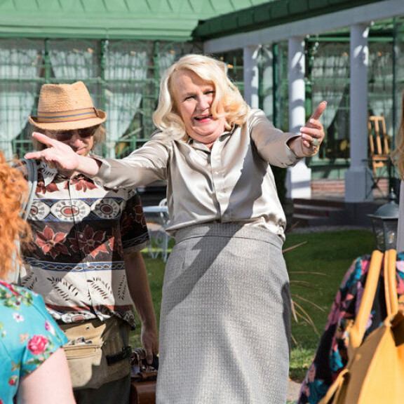 Swingers-elokuvassa Miitta esittää parinvaihtoleikkejä järjestävän kartanon emäntää. Swingers-elokuvassa Miitta esittää parinvaihtoleikkejä järjestävän kartanon emäntää.