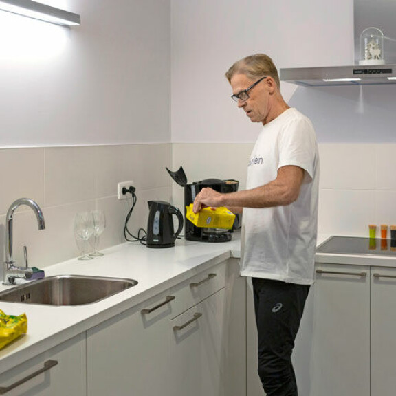 Asunnon olohuoneen jatkeena olevassa keittiössä on tilaa kokkailla. Asunnon olohuoneen jatkeena olevassa keittiössä on tilaa kokkailla.