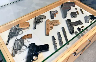 Kokoelma Saramäen vankilan takavarikosta hätkähdyttää: vangit valmistivat tuliaseita – katso video!