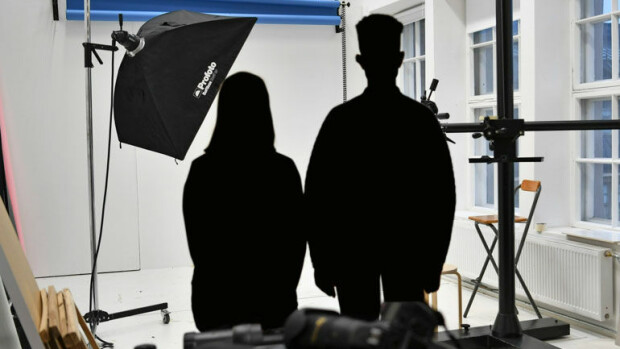 Julkkisten kohuttujen alastonkuvien takana erikoinen pariskunta – entinen yhteistyökumppani paljastaa: Käyttäytyivät poikkeuksellisella tavalla! Alastonkuvaajat käyttäytyivät oudolla tavalla.