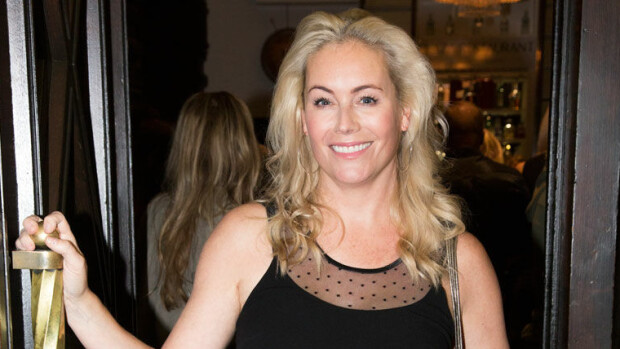 Oho! Anne Kukkohovi poseeraa lattialla pelkässä bodyssa ja korkokengissä! Tästä kuvakulmasta et ole seksipommia nähnyt - katso! Anne Kukkohovi