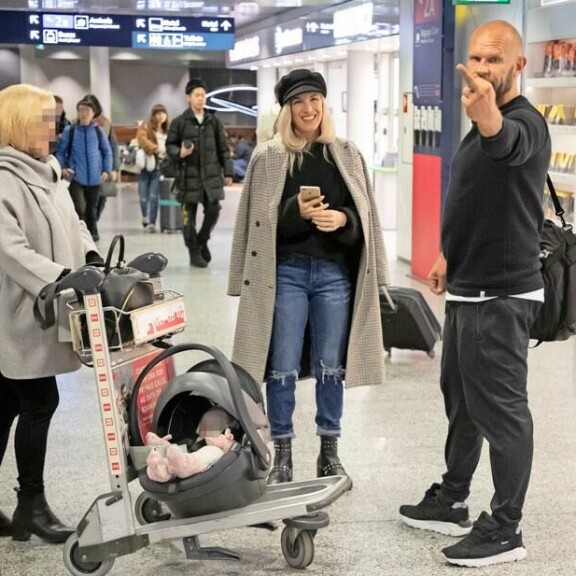 Jere Karalahden pinna petti rajusti lentokentällä: raivosi ja näytti keskisormea vauvansa edessä - katso kuvat! Jere Karalahti lentokentällä.